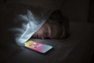 مضرات درکنارگوشی خوابیدن